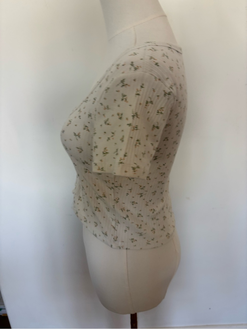 Floral Cream Ribbed Button-Front Crop Top - Picture 2 of 6